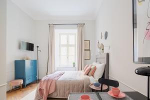 Un dormitorio blanco con una cama y una ventana. en Jana 3 Apartments, en Cracovia