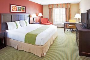 En eller flere senge i et værelse på Holiday Inn Midland, an IHG Hotel