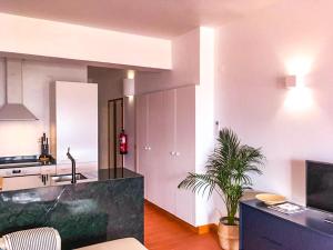 cocina y sala de estar con encimera en Seasun Vacation Rentals - OCEAN, en Monte Gordo