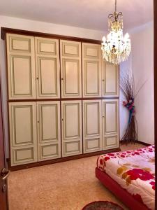 Un gran armario blanco en una habitación con cama. en Appartamento Aurora en La Spezia