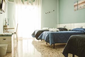 Łóżko lub łóżka w pokoju w obiekcie B&B Nettuno