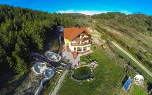 an overhead view of a large house in the woods at Pensiunea Armonia in Nădăşelu