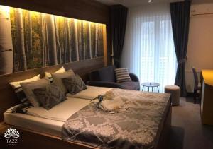 ein Schlafzimmer mit einem großen Bett und ein Wohnzimmer in der Unterkunft Hotel Tazz - River Front Oasis Collection in Bihać