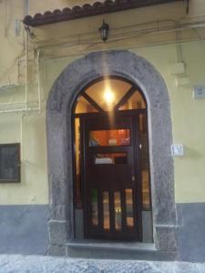 een toegang tot een gebouw met een zwarte deur bij B&B Alloggio Maria in Napels