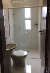 Ένα μπάνιο στο Apartamento em Bertioga sp +34 φωτογραφίες