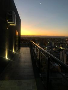 desde el balcón de un edificio con vistas a la puesta de sol en Departamento céntrico con increíble vista panorámica en Villa Carlos Paz
