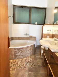 y baño con bañera y lavamanos. en Caloura 66, en Lagoa