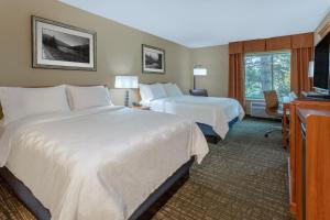 Llit o llits en una habitació de Holiday Inn Missoula Downtown, an IHG Hotel