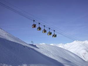 a ski lift going over a snow covered mountain at Hotel Auberge Edelweiss in La Grave