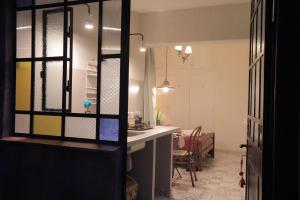 Habitación con cocina con mesa y espejo. en Loft para 2 personas en San Salvador de Jujuy