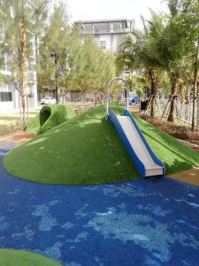 Kampung Sungai KarangにあるTIMURBAY by Fifth'D STUDIOの公園内の滑り台のある遊び場