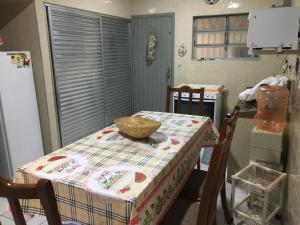 uma cozinha com uma mesa com uma tigela em Casa, Praia e Lazer. em Solemar