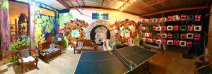 Stolní tenis v ubytování Yaxche Centro Hostal y Camping nebo okolí