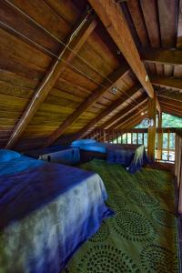 Postel nebo postele na pokoji v ubytování Noah Creek Eco Huts