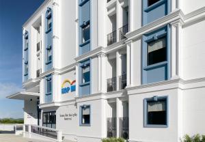 a rendering of the front of the hotel at HOP INN Phuket Old Town in Phuket Town