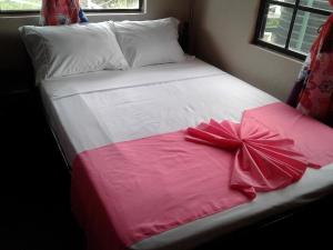 Ein Bett oder Betten in einem Zimmer der Unterkunft Little Palace BNB