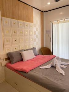 ein Schlafzimmer mit einem großen Bett mit einer roten Decke in der Unterkunft Monallan Boracay Hotel in Boracay