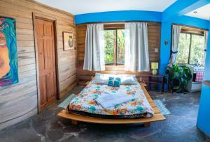 um quarto com uma cama num quarto com paredes de madeira em Apartamento ArteSAna em Monteverde