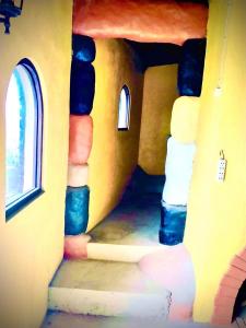 ein Modell eines Hauses mit zwei Fenstern und einer Treppe in der Unterkunft Kamp Aninipot in Siquijor