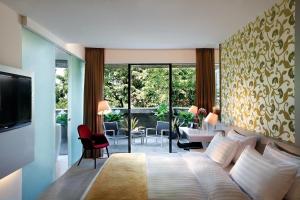 - une chambre avec un grand lit et un salon dans l'établissement D'Hotel Singapore managed by The Ascott Limited, à Singapour
