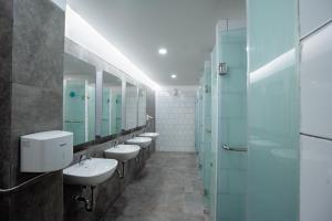 Bilik mandi di Bobopod Kota Lama, Semarang