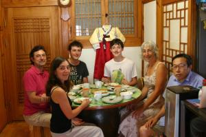 首爾的住宿－北村丸韓屋旅館，一群人坐在桌子旁