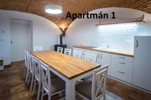 Kuchyňa alebo kuchynka v ubytovaní Apartmány Habánská, celý dům