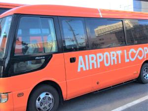 een oranje busje met een vliegveldlus erop geschreven bij Izumisano Center Hotel Kansai International Airport in Izumi-Sano