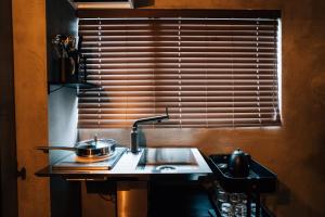 Køkken eller tekøkken på mizuka Nakasu 1 - unmanned hotel -