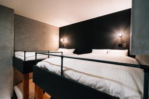 מיטה או מיטות בחדר ב-mizuka Nakasu 1 - unmanned hotel -