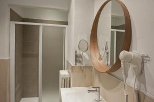 een badkamer met een wastafel en een spiegel bij LO SGUARDO in Sulzano