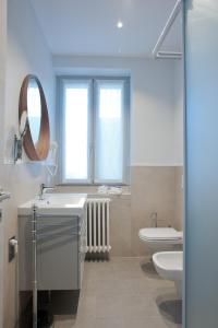 La salle de bains est pourvue d'un lavabo, de toilettes et d'un miroir. dans l'établissement LO SGUARDO, à Sulzano