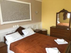 ポトスにあるAegean Villasのベッドルーム(大型ベッド1台、鏡付)