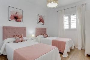 Posteľ alebo postele v izbe v ubytovaní Villa Sandra solo familias + 15 fotografií