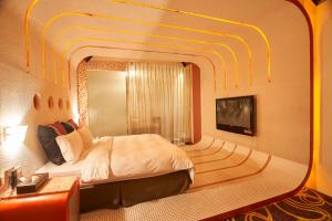 1 dormitorio con cama y espejo grande en Dongfeng Motel, en Guishan
