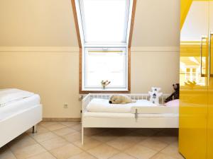 1 dormitorio con 2 camas y ventana en Appartement Mien to hus, en Kirchdorf