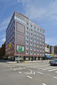 duży budynek na rogu ulicy w obiekcie Holiday Inn Lower East Side, an IHG Hotel w Nowym Jorku