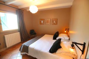 a bedroom with a large bed and a window at Le Loft des Artistes in Arles