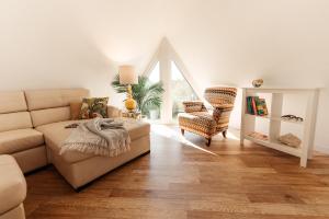 ein Wohnzimmer mit einem Sofa und einem Stuhl in der Unterkunft Pyramids in Florida in Estero