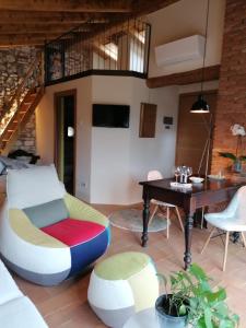 a living room with a couch and a table at Corte Tre Vigne in Marano di Valpolicella