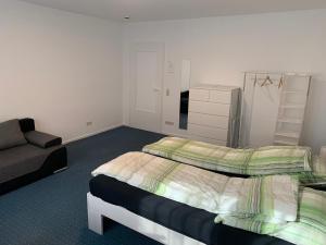 - une chambre avec 2 lits et un canapé dans l'établissement Big, cosy and central apartment, à Karlsruhe