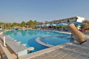 Bazén v ubytování Lintzi Hotel nebo v jeho okolí