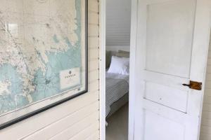 科科拉H A R R B Å D A - kaksi mökkiä merenrannalla的墙上有地图的房间和门 更多15张照片