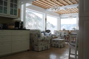 Land - Haus في Pusterwald: غرفة معيشة مع كرسيين وطاولة