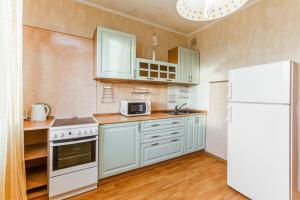 モスクワにあるInnDays on Polotskayaのキッチン(白い家電製品、白い冷蔵庫付)