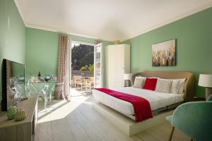 - une chambre avec un grand lit et une salle à manger dans l'établissement I Mori di Porta Nuova Suite & Terrace, à Palerme