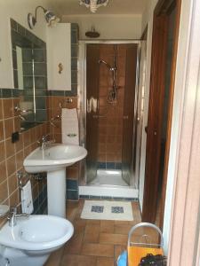 ein Bad mit einem Waschbecken und einer Dusche in der Unterkunft B&B SABRINA in Maratea