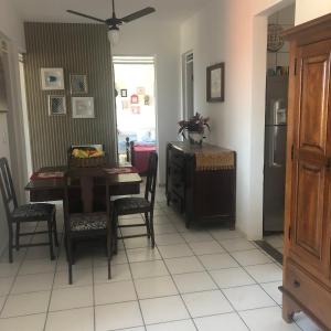 a kitchen and dining room with a table and chairs at Apartamento na Praia in Fortaleza