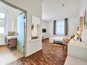 Habitación de hotel con cama y baño en Apartment:house Klosterbau en Neutraubling