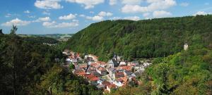 una pequeña ciudad en medio de una montaña en Hotel Haus Bauer en Bad Berneck im Fichtelgebirge